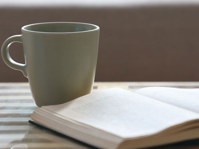コーヒーと本、外壁塗装の用語集イメージ