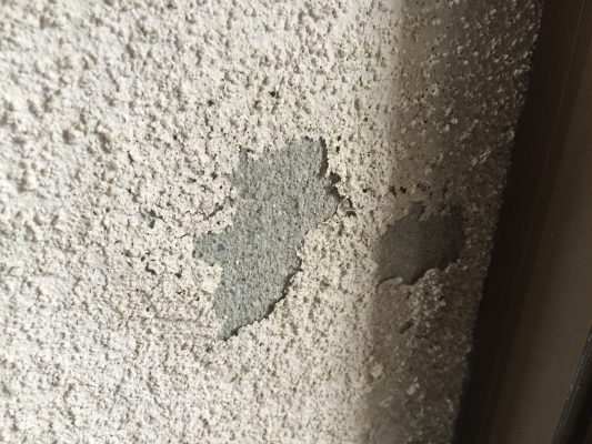 塗膜が剥がれた外壁