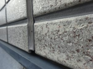 ボードが浮いている外壁